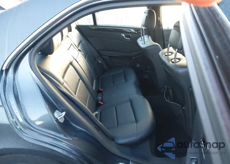 2010 Mercedes-Benz E 350 z USA, uszkodzony, nr VIN WDDHF5GB1AA077774